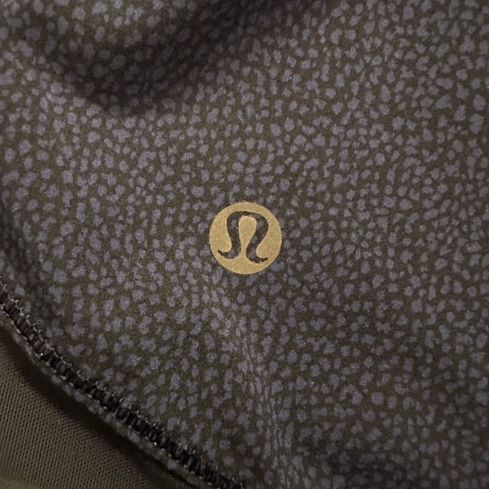 Lululemon Two With One Short Reversible 3"
Midnight Navy / Blueberry Jam Size 6 - Picture 9 of 11